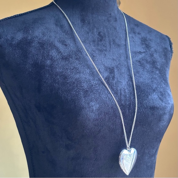 🌸Silver Tone Heart Locket Necklace - Picture 3 of 4